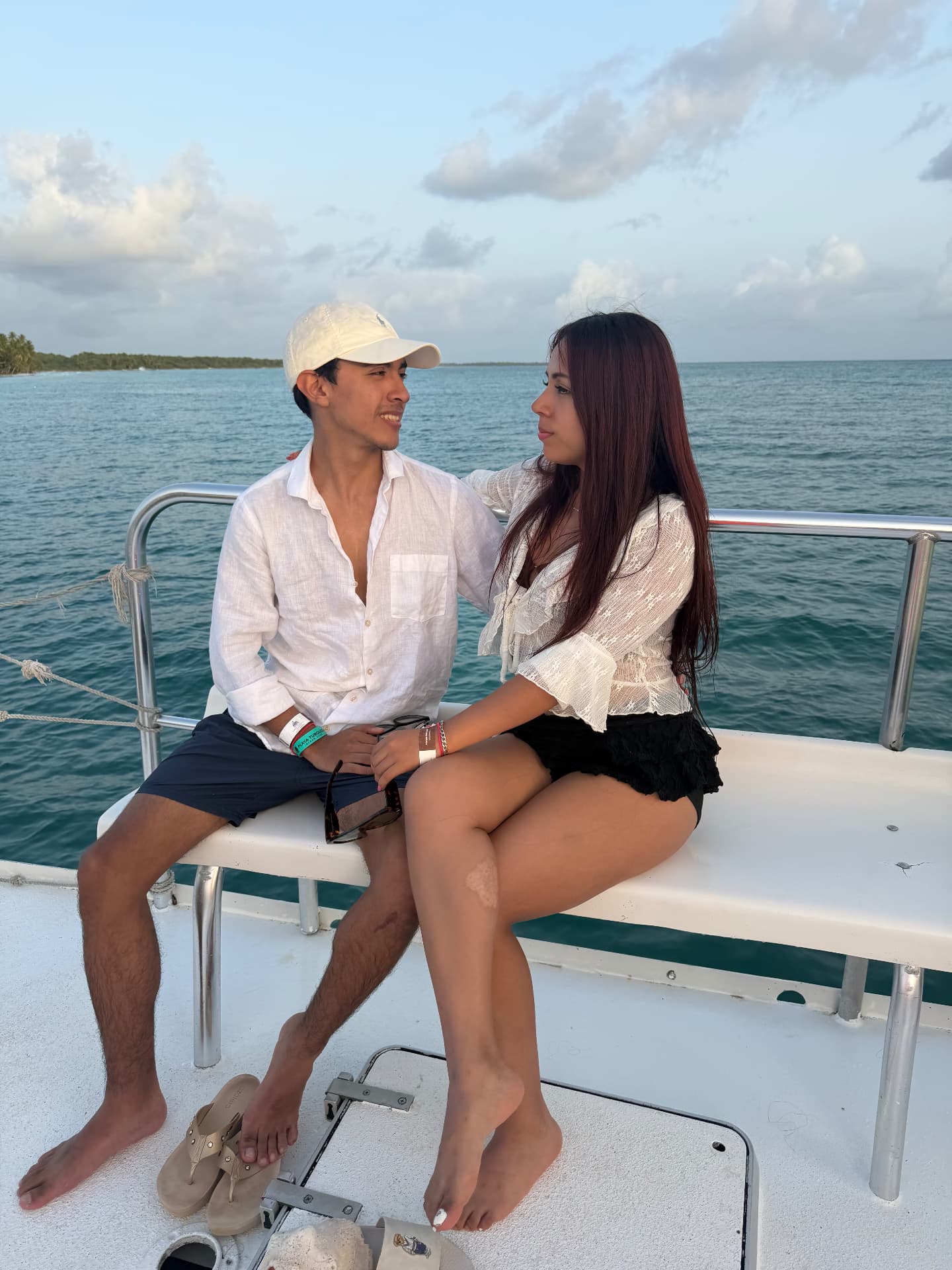 Xio y Mickel mirándose junto al mar